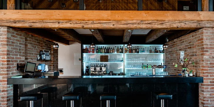 Burger menu pro 1 nebo 2 osoby: vegetariánský či hovězí burger, chipsy a dezert nebo pivo