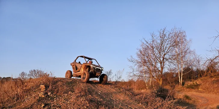 Jízda na přírodním okruhu: 15–60 min. řízení terénní buggy či spolujízdy v dakarské