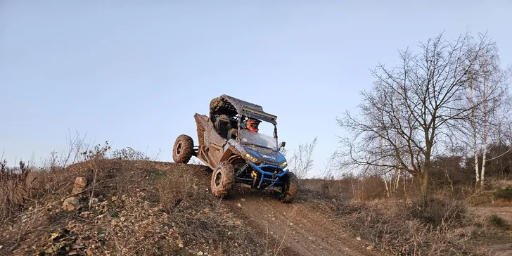 Jízda na přírodním okruhu: 15–60 min. řízení terénní buggy či spolujízdy v dakarské