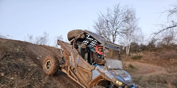 Jízda na přírodním okruhu: 15–60 min. řízení terénní buggy či spolujízdy v dakarské