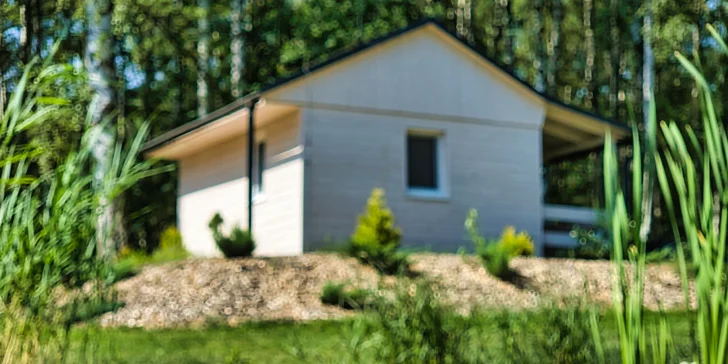 Útulné nové chatky u rybníka na úpatí Orlických hor pro pár i rodinu: snídaně, polopenze či plná penze