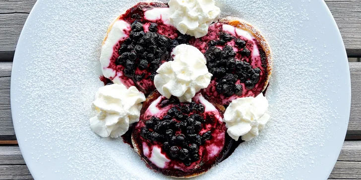 Burger menu pro 1 nebo 2 osoby: vegetariánský či hovězí burger, chipsy a dezert nebo pivo