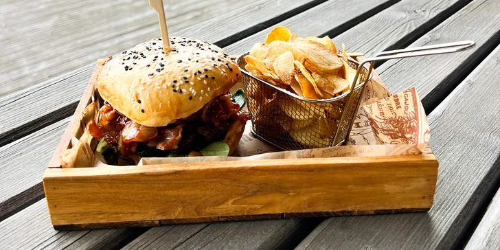 Burger menu pro 1 nebo 2 osoby: vegetariánský či hovězí burger, chipsy a dezert nebo pivo