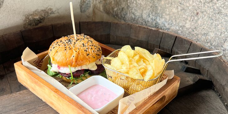 Burger menu pro 1 nebo 2 osoby: vegetariánský či hovězí burger, chipsy a dezert nebo pivo