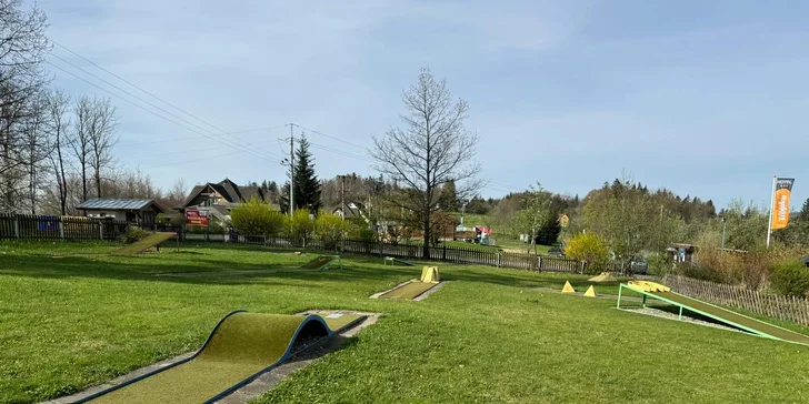 Hodina hry minigolfu na venkovním hřišti s 18 jamkami pro 1 či 2 osoby