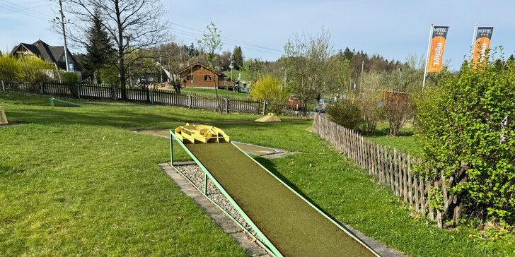Hodina hry minigolfu na venkovním hřišti s 18 jamkami pro 1 či 2 osoby
