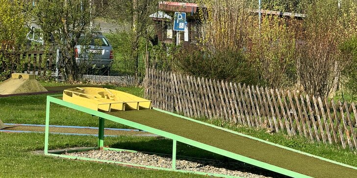 Hodina hry minigolfu na venkovním hřišti s 18 jamkami pro 1 či 2 osoby