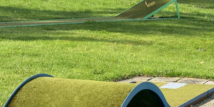 Hodina hry minigolfu na venkovním hřišti s 18 jamkami pro 1 či 2 osoby