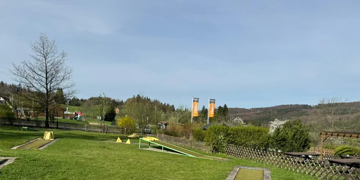 Hodina hry minigolfu na venkovním hřišti s 18 jamkami pro 1 či 2 osoby