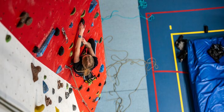 Individuální lezecký trénink na umělé stěně ve sportovní hale Kbely pro 1 i 2 lezce
