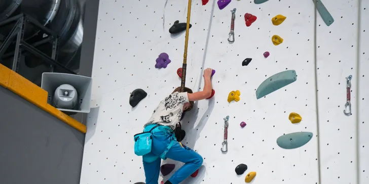Individuální lezecký trénink na umělé stěně ve sportovní hale Kbely pro 1 i 2 lezce