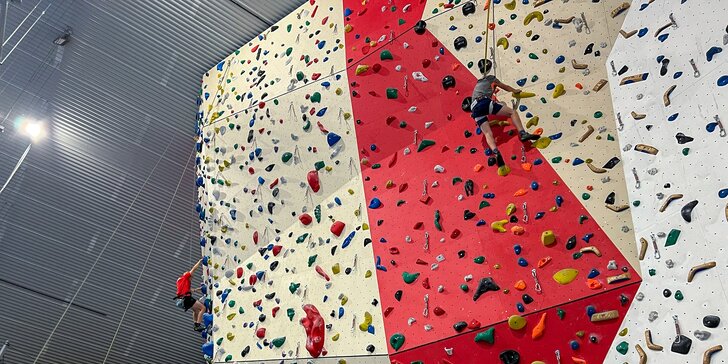 Individuální lezecký trénink na umělé stěně ve sportovní hale Kbely pro 1 i 2 lezce