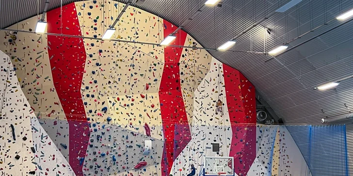 Individuální lezecký trénink na umělé stěně ve sportovní hale Kbely pro 1 i 2 lezce