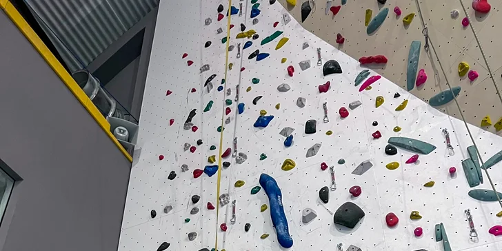 Individuální lezecký trénink na umělé stěně ve sportovní hale Kbely pro 1 i 2 lezce