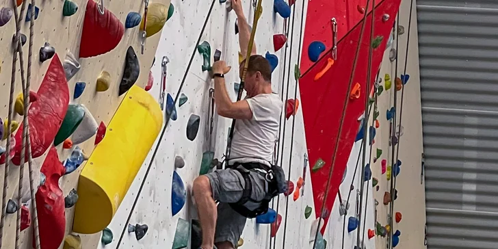 Individuální lezecký trénink na umělé stěně ve sportovní hale Kbely pro 1 i 2 lezce