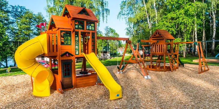 Útulné nové chatky u rybníka na úpatí Orlických hor pro pár i rodinu: snídaně, polopenze či plná penze