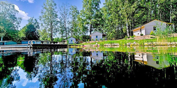 Útulné nové chatky u rybníka na úpatí Orlických hor pro pár i rodinu: snídaně, polopenze či plná penze
