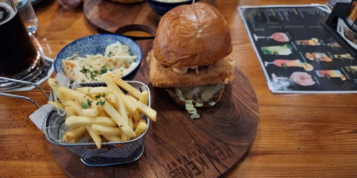 Burger podle výběru ze 2 druhů, hranolky a salát pro 1 či 2 osoby