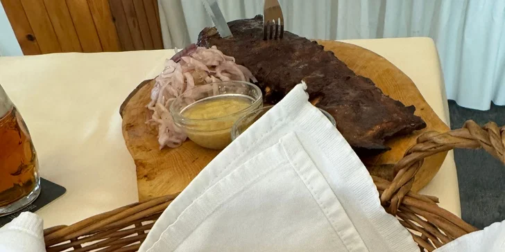 Pořádná bašta: žebra o váze 500 g, pečivo, hořčice a křen