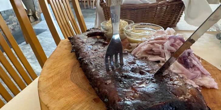 Pořádná bašta: žebra o váze 500 g, pečivo, hořčice a křen