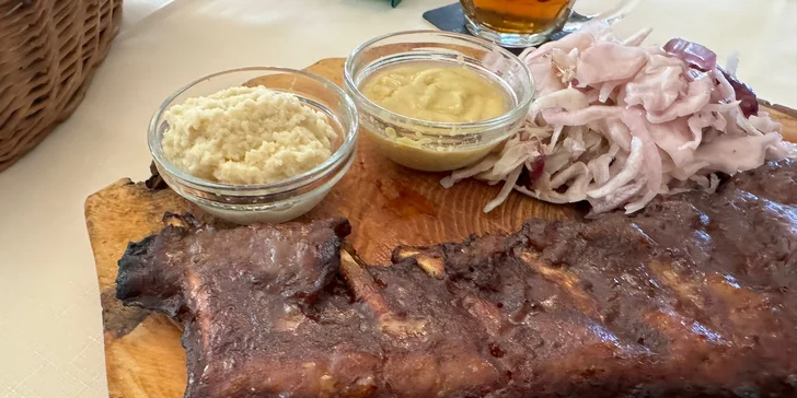 Pořádná bašta: žebra o váze 500 g, pečivo, hořčice a křen