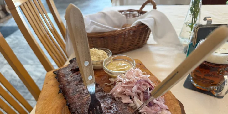 Pořádná bašta: žebra o váze 500 g, pečivo, hořčice a křen