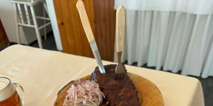 Pořádná bašta: žebra o váze 500 g, pečivo, hořčice a křen