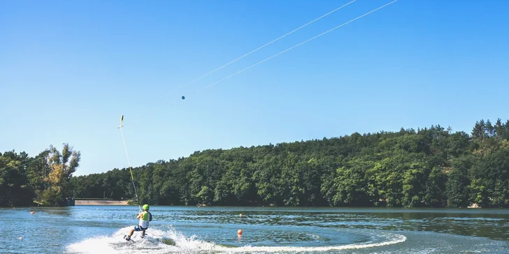 Parádní jízda po vodní hladině: wakeboarding až na 1 hodinu s možností trenéra pro 1–4 osoby