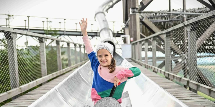 Vstup na nejdelší visutý most pro pěší na světě i Stezku v oblacích: mimo letní sezónu