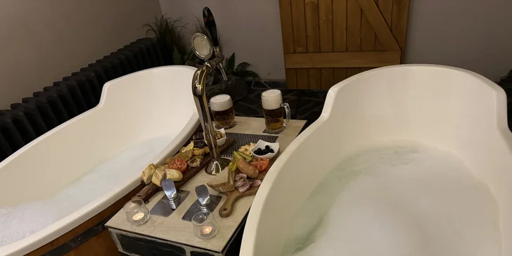 Prkno domácích nebo zabijačkových specialit i s relaxační koupelí pro 2