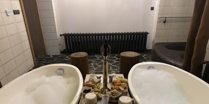Prkno domácích nebo zabijačkových specialit i s relaxační koupelí pro 2
