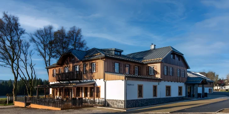 Prkno domácích nebo zabijačkových specialit i s relaxační koupelí pro 2