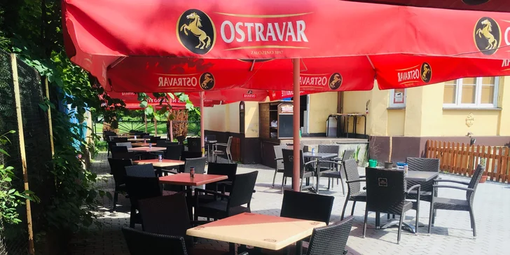 Řecké menu pro dva: souvlaki, gyros, tzatziki, řecký salát i lahev vína