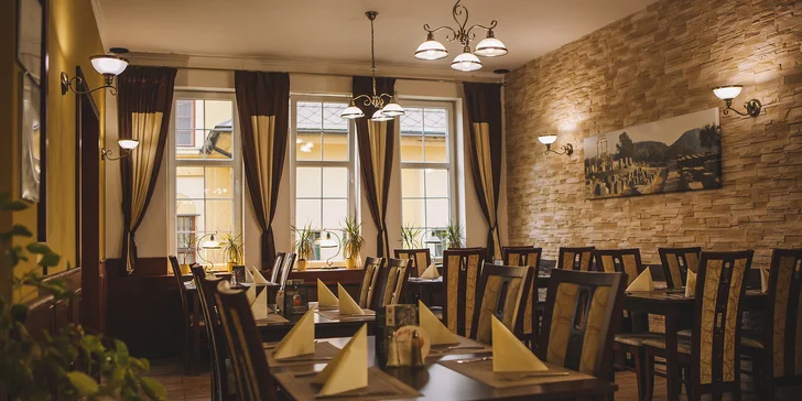 Řecké menu pro dva: souvlaki, gyros, tzatziki, řecký salát i lahev vína