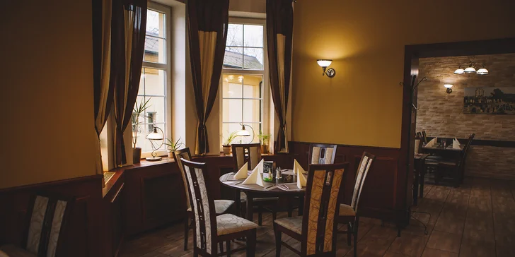 Řecké menu pro dva: souvlaki, gyros, tzatziki, řecký salát i lahev vína