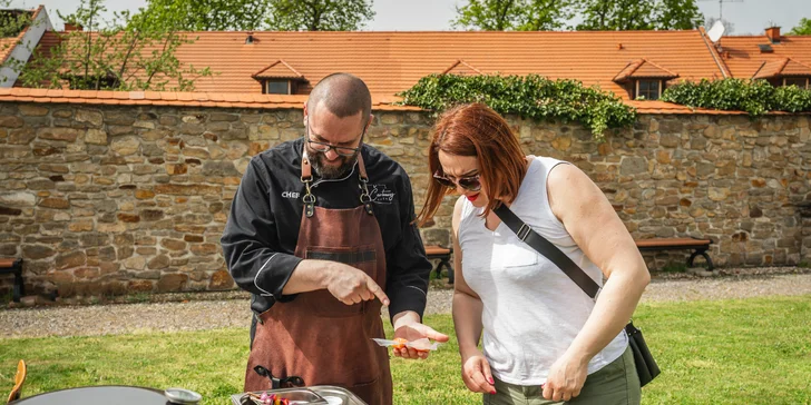 Grilování v hotelové zahradě: oštiepok, losos, flank steak, pečená brambora i zeleninový mix