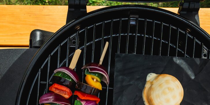 Grilování v hotelové zahradě: oštiepok, losos, flank steak, pečená brambora i zeleninový mix