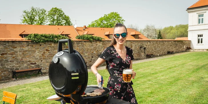 Grilování v hotelové zahradě: oštiepok, losos, flank steak, pečená brambora i zeleninový mix