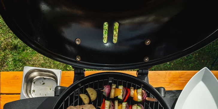 Grilování v hotelové zahradě: oštiepok, losos, flank steak, pečená brambora i zeleninový mix