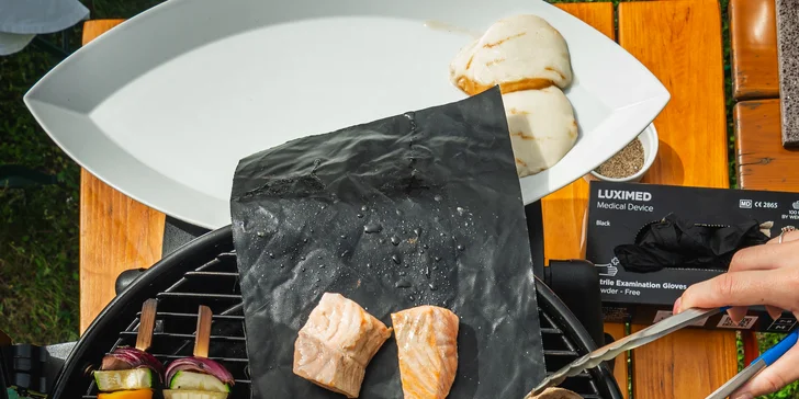 Grilování v hotelové zahradě: oštiepok, losos, flank steak, pečená brambora i zeleninový mix