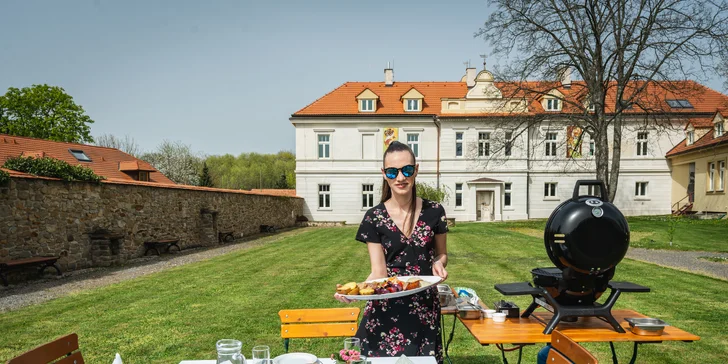 Grilování v hotelové zahradě: oštiepok, losos, flank steak, pečená brambora i zeleninový mix
