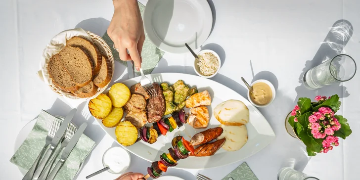 Grilování v hotelové zahradě: oštiepok, losos, flank steak, pečená brambora i zeleninový mix