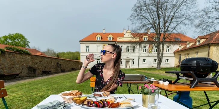 Grilování v hotelové zahradě: oštiepok, losos, flank steak, pečená brambora i zeleninový mix