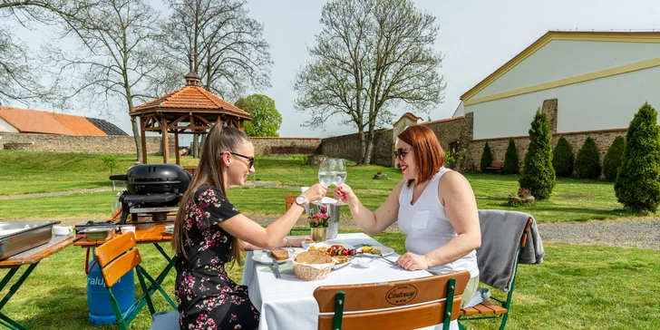 Grilování v hotelové zahradě: oštiepok, losos, flank steak, pečená brambora i zeleninový mix
