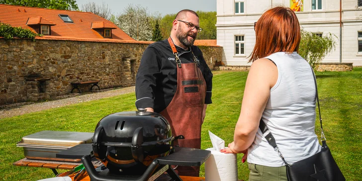 Grilování v hotelové zahradě: oštiepok, losos, flank steak, pečená brambora i zeleninový mix