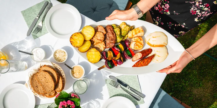 Grilování v hotelové zahradě: oštiepok, losos, flank steak, pečená brambora i zeleninový mix