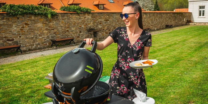 Grilování v hotelové zahradě: oštiepok, losos, flank steak, pečená brambora i zeleninový mix