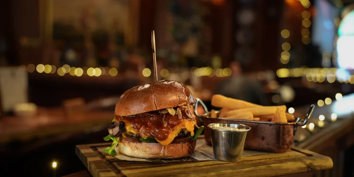 Kuřecí křídla a šipky nebo burger a kulečník v irském pubu pro dva