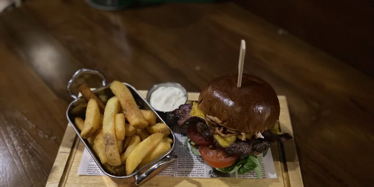Kuřecí křídla a šipky nebo burger a kulečník v irském pubu pro dva