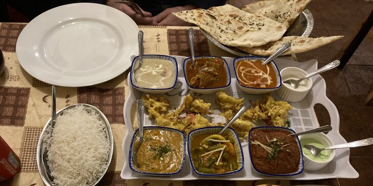 Ochutnejte indii: 8chodové degustační menu s kuřecím, jehněčím i vege